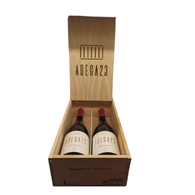 Caixa de madeira aberta com duas garrafas de vinho ADEGA23 com rótulos brancos e tampa aberta com texto