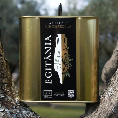 Lata dourada de azeite bio virgem extra com rótulo preto e desenho de ânfora e ramo de oliveira