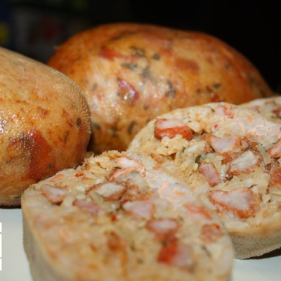 Papos-secos recheados com arroz e carne, um cortado mostrando o interior
