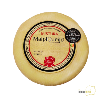 Queijo redondo com rótulo e selo de prémio