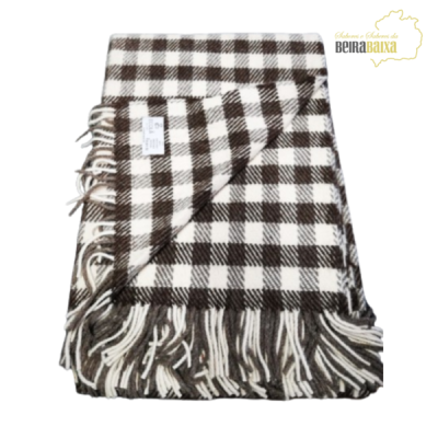 Manta xadrez castanho e branco com franjas e etiqueta
