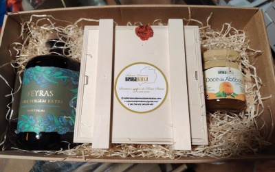 Conjunto de azeite virgem extra e doce de abóbora na caixa com palha