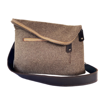 Mala de ombro castanha com fecho e alça em couro