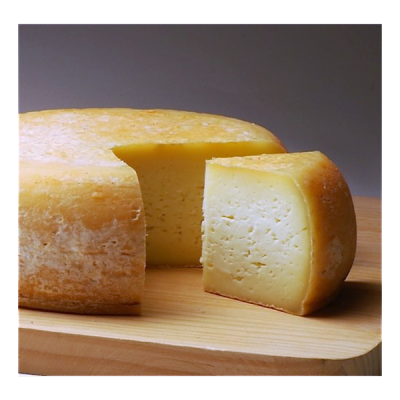 Roda de queijo amarelo com uma fatia cortada sobre tábua de madeira