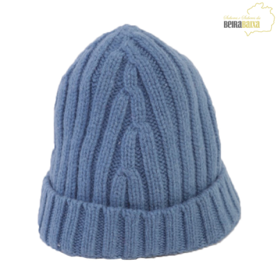 Gorro de malha azul claro com padrão de trança e dobra na base