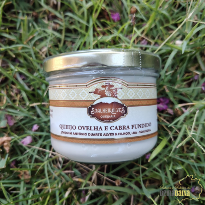 Frasco de queijo fundido de ovelha e cabra com rótulo Soalheiralves em relva