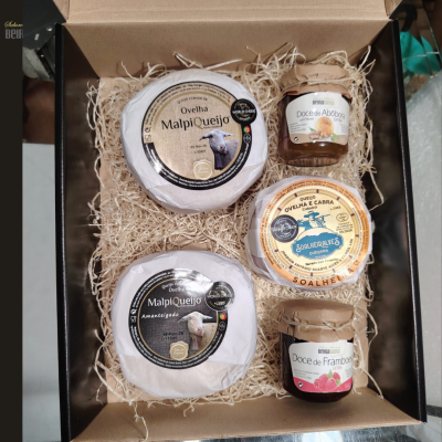 Caixa de presente com queijos e doces tradicionais portugueses