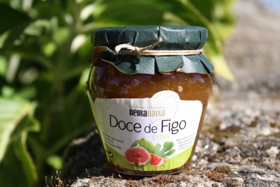 Frasco de doce de figo Beira Baixa Extra com rótulo branco e tampa verde