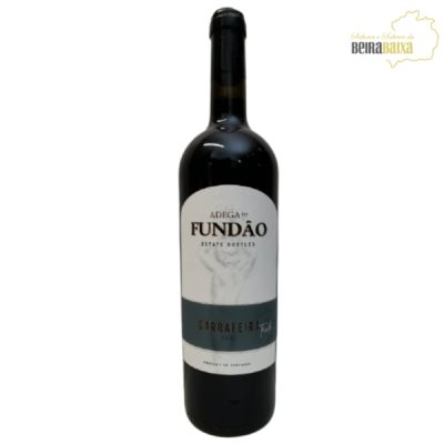 Garrafa de vinho tinto Adega do Fundão com rótulo branco e azul