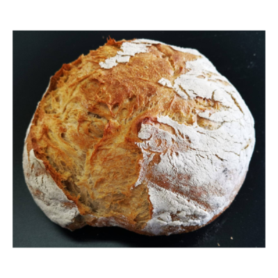 Pão artesanal redondo com crosta dourada e farinha