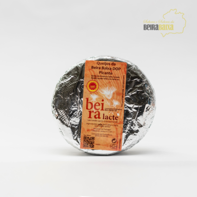 Queijo da Beira Baixa DOP Picante com embalagem prateada e etiqueta laranja
