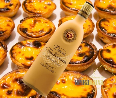Garrafas de doce tradicional com pastéis de nata ao fundo