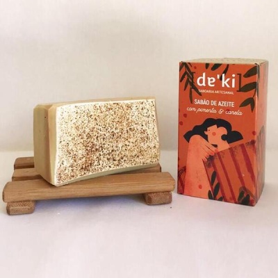 Sabonete artesanal de azeite com embalagem ao lado