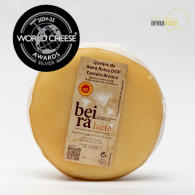 Queijo redondo amarelo com etiqueta e selo de prémio