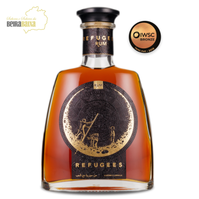 Garrafa de rum Refugees com rótulo preto e dourado e selo IWSC Bronze 2019