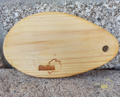 Tábua de cortar de madeira clara com gravação e furo para pendurar