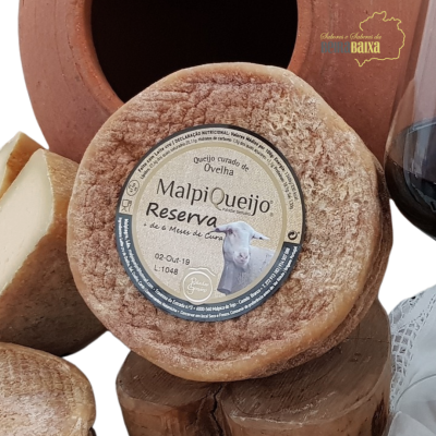Queijo curado de ovelha MalpiQueijo Reserva com rótulo circular e jarro de barro ao fundo