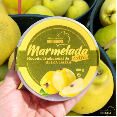 Embalagem plástica de marmelada extra da Beira Baixa com ilustração de marmelos e rótulo amarelo e verde.