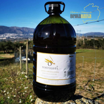 Garrafa de azeite virgem extra com rótulo branco e amarelo em paisagem rural