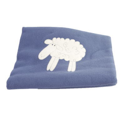 Manta azul com aplicação bordada de ovelha branca