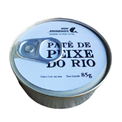 Lata de paté de peixe do rio com etiqueta branca e texto preto