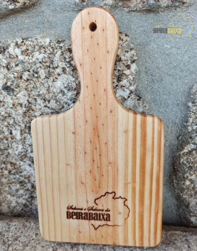 Tabua de madeira clara com cabo e gravação 'Sabores e Sabores da BEIRABAIXA'