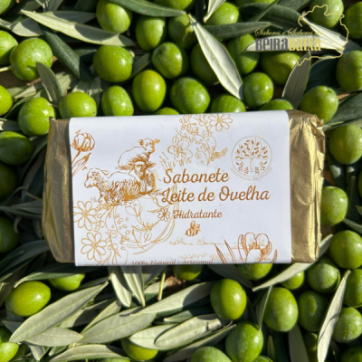 Sabonete Leite de Ovelha hidratante sobre azeitonas verdes e folhas de oliveira