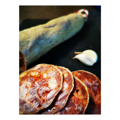 Enchido curado fatiado com dentes de alho ao lado