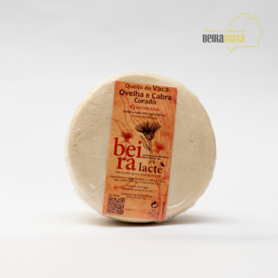 Queijo redondo com rótulo castanho da marca Beirã Lacte sobre fundo branco