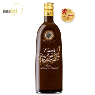 Garrafa de licor mousse de chocolate com rótulo dourado e selo de qualidade.