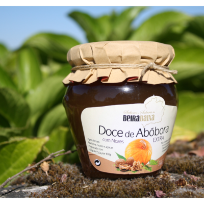 Frasco de doce de abóbora com nozes da Beira Baixa em ambiente natural