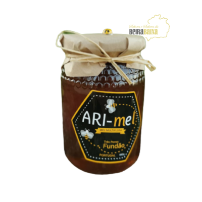 Frasco de mel multifloral ARI-me com tampa em tecido bege e etiqueta preta com abelhas.