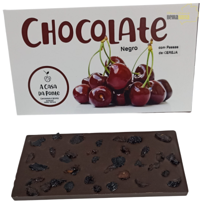 Barra de chocolate negro com passas de cereja e embalagem branca com cerejas e texto