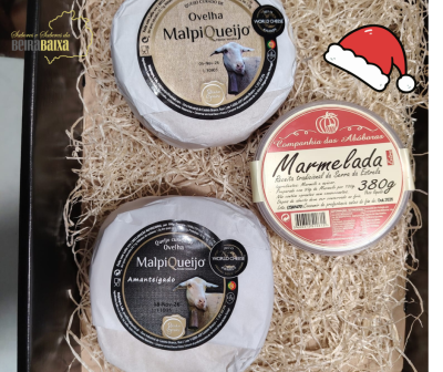 Queijos curados de ovelha MalpiQueijo e marmelada da Companhia das Abóboras em caixa com palha.