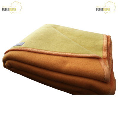 Manta dobrada amarelo e laranja com bordas laranja e etiqueta