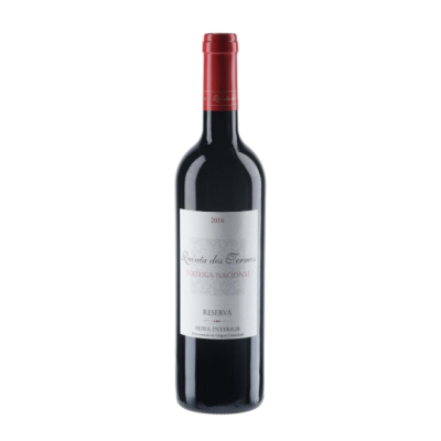 Garrafa de vinho tinto com cápsula vermelha e rótulo branco com texto