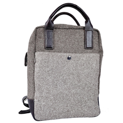 mochila cinza com alças pretas e bolso frontal