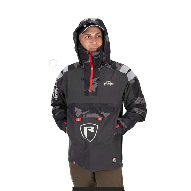 Fox Rage Camo Triple Layer Smock Homem a usar casaco impermeável cinza e preto com capuz e bolso frontal.