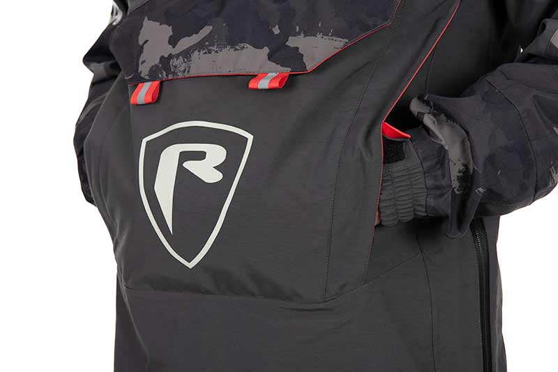 Fox Rage Camo Triple Layer Smock Casaco preto com padrão camuflado e logótipo branco R no peito