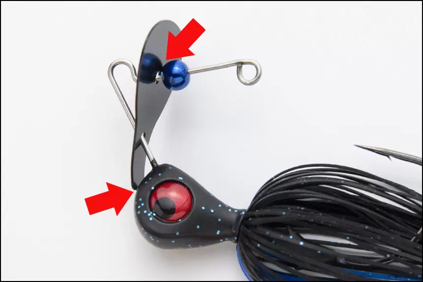 Keitech RumBlade Jig Isca de pesca preta com detalhes vermelhos e azuis e partes metálicas prateadas