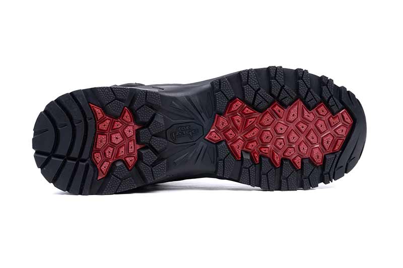 Sola de sapato preta com detalhes vermelhos e textura antiderrapante