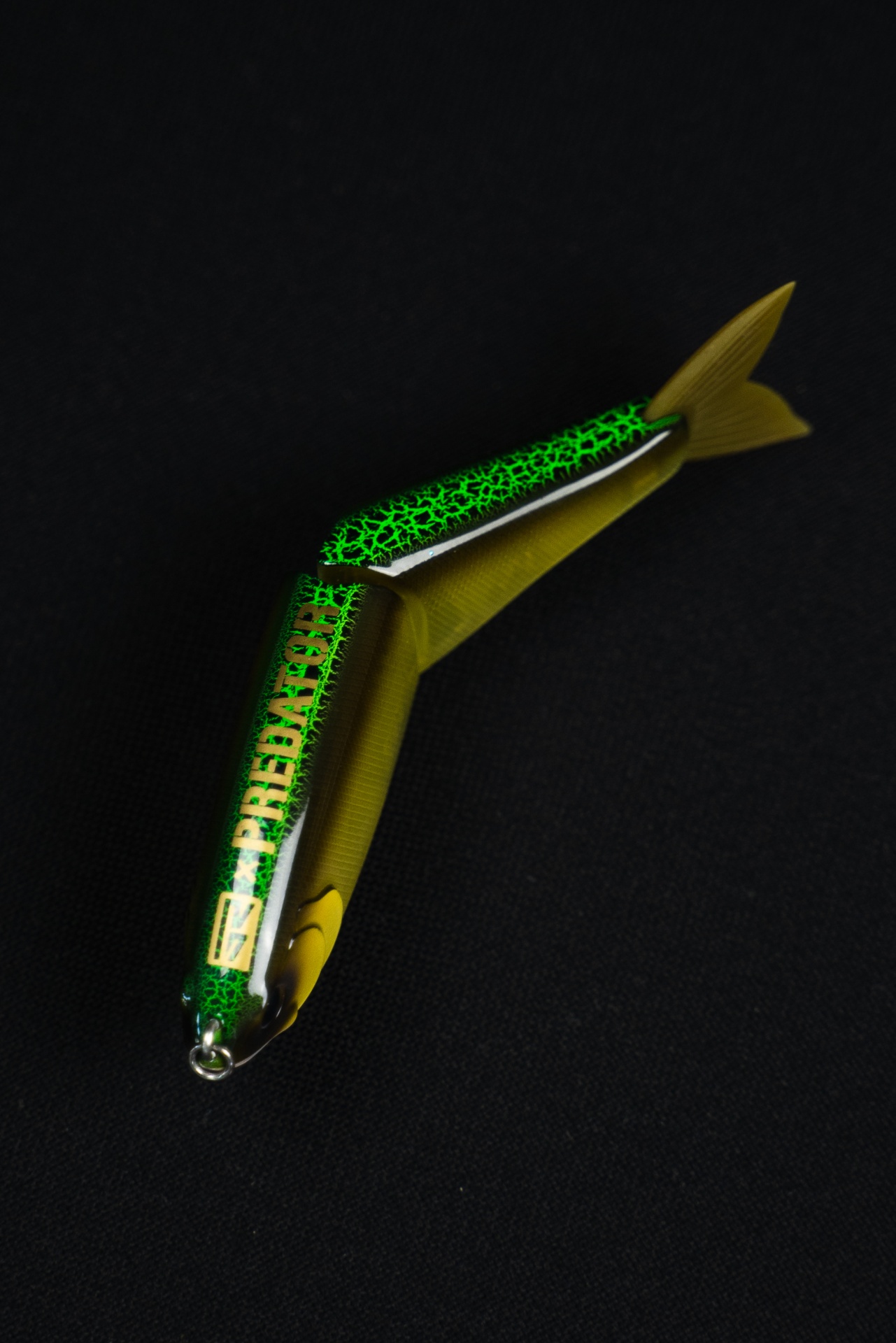 SWIMBAIT REPUBLIC GLIDEWAY 126 PREDATOR STORE Isca de pesca artificial verde e amarela com texto PREDATOR
