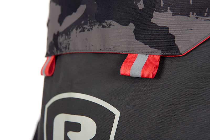 Fox Rage Camo Triple Layer Smock Mochila preta com padrão camuflado e detalhes vermelhos