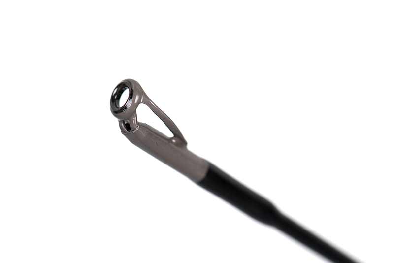 Ponta de cana de pesca em metal cinza com passador de linha e haste preta