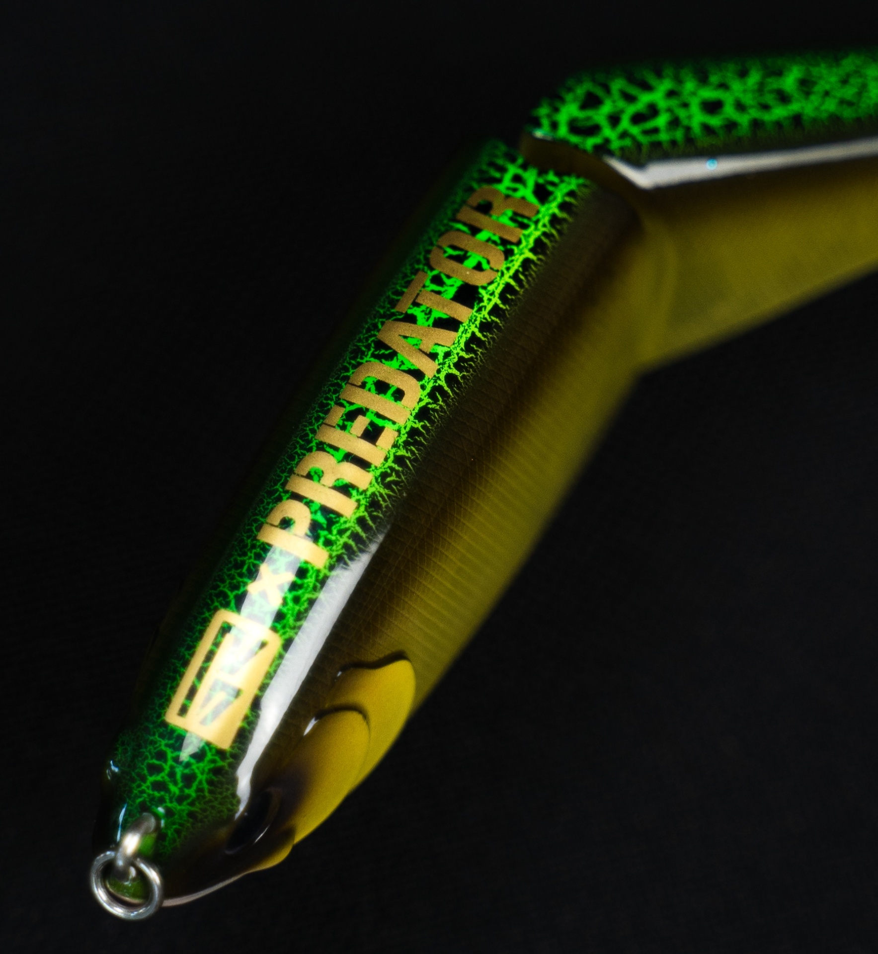 SWIMBAIT REPUBLIC GLIDEWAY 126 PREDATOR STORE Isca de pesca verde e amarela com texto SIX PREDATOR