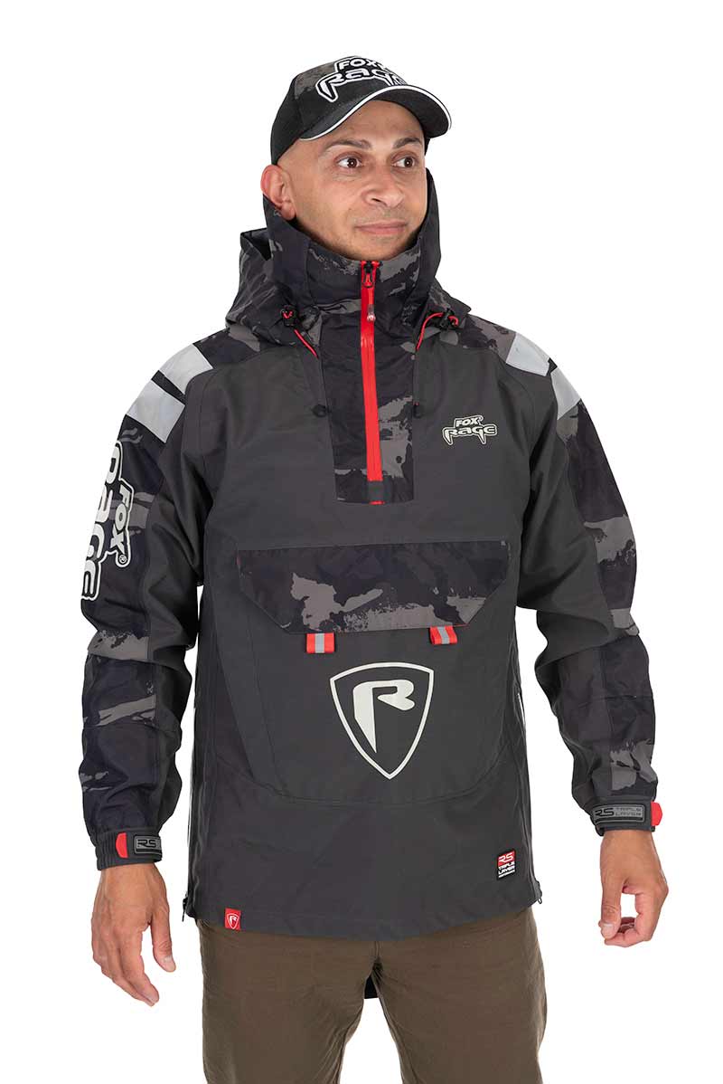 Fox Rage Camo Triple Layer Smock Homem com casaco impermeável preto e boné preto, ambos com logos FOX RAGE