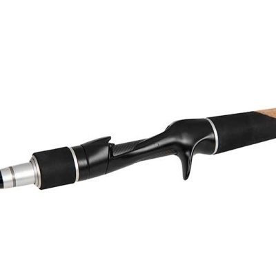 Cabo de cana de pesca preto com detalhes prateados e cortiça