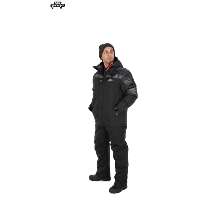 Homem com roupa técnica preta e logótipo FOX RAGE