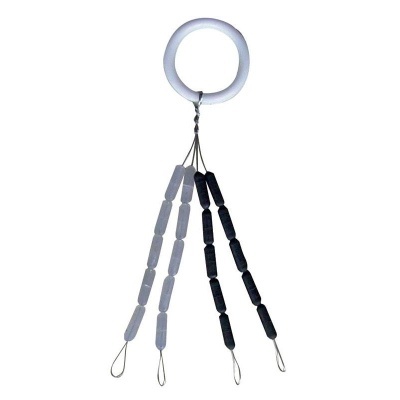 Acessório de treino com argola branca e cordas com contas cinza claro e pretas