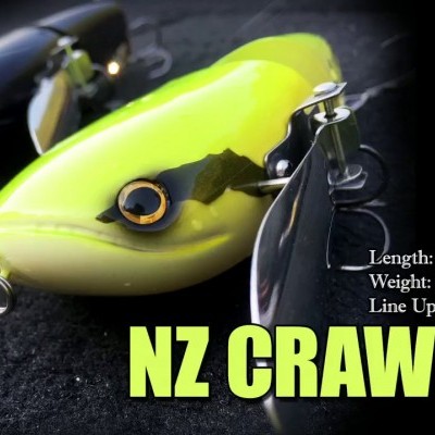 Dois iscos de pesca NZ Crawler amarelo fluorescente e azul metálico com hélices em superfície escura.
